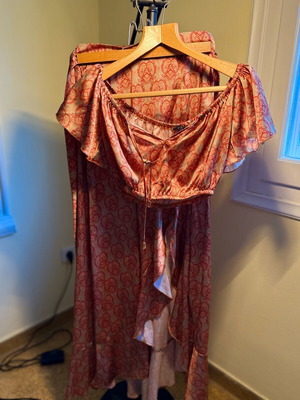 Lynne set like new with high-waisted skirt and crop top