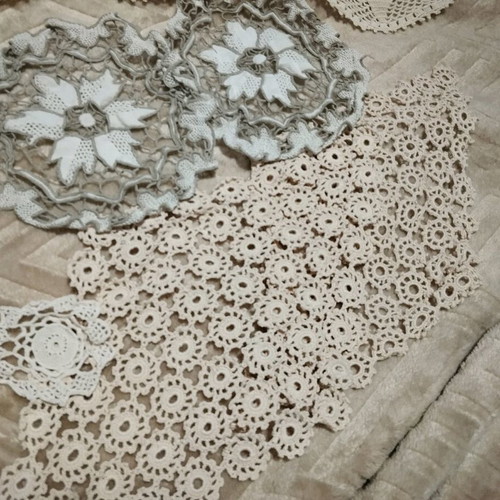 Decorative doilies like new, pack of 12, beige color