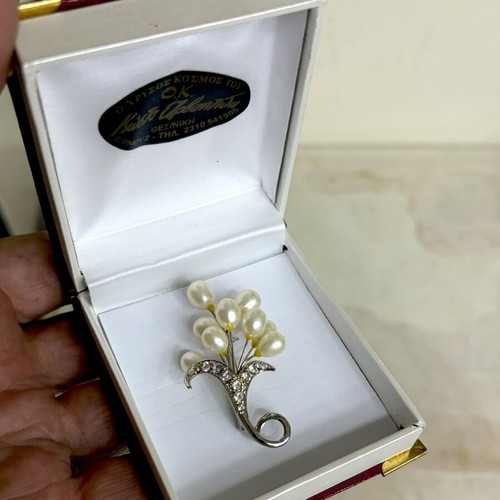 Brooch with 9 natural freshwater pearls and Swarovski crystals new