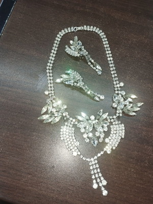 Jewelry set with necklace and earrings like new, white stones