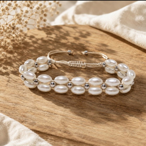 Bracelet with white pearls and silver details, adjustable cord