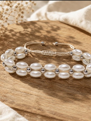Bracelet with white pearls and silver details, adjustable cord