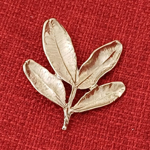 Olive leaf pin like new, silver color