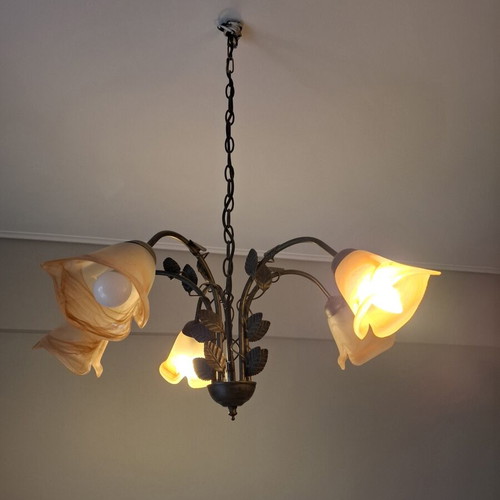 Ceiling light with glass shades and metal chain like new