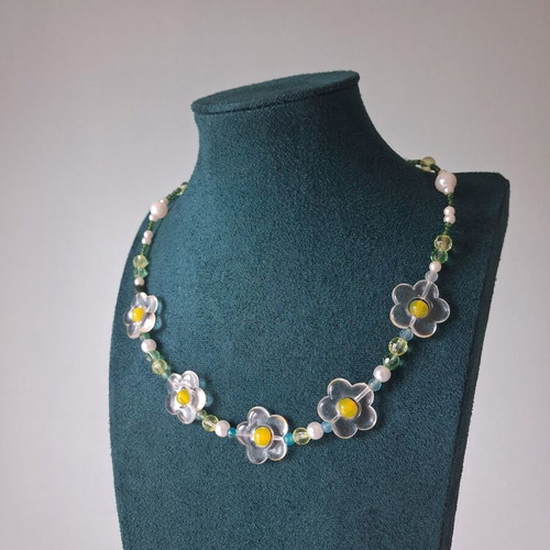 Daisy necklace like new, multicolored with green details
