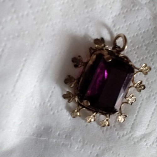 Vintage pendant with precious stone used, broken leaf detail