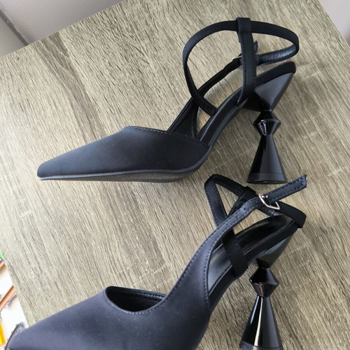 High-heeled shoes with unique round heel, size 36, black