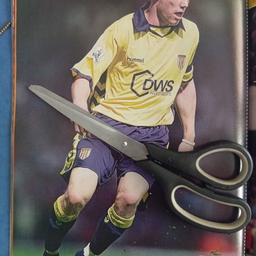 Match Football Magazine issue 27/9-3/10/2005 like new, Real Madrid poster