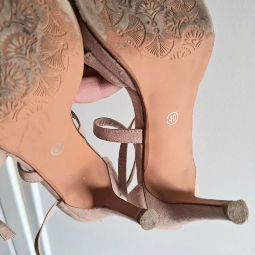 Voi & Noi Nude Powder Heeled Sandals Size 40, Like New