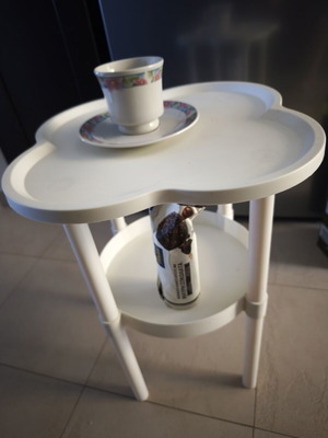 Flower-shaped plastic table like new, versatile use, 33x33x46 cm