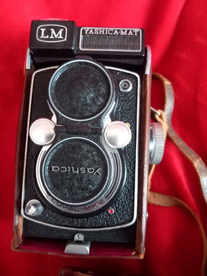 Yashica-Mat LM camera used, Twin-Lens Reflex medium format