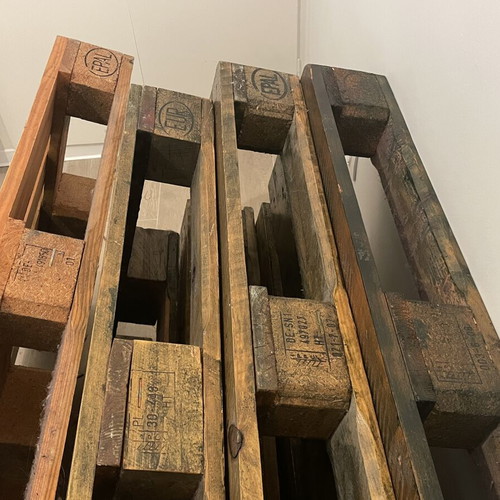 Wooden Palettes varnished, excellent quality, like new