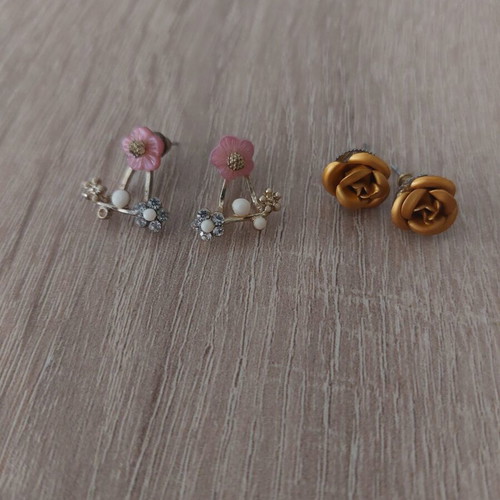 Set of four pairs of earrings like new, black and gold