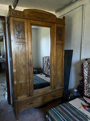 Ντουλάπα ρούχων αντίκα μεταχειρισμένη, ξύλινη μασίφ, σκαλιστή