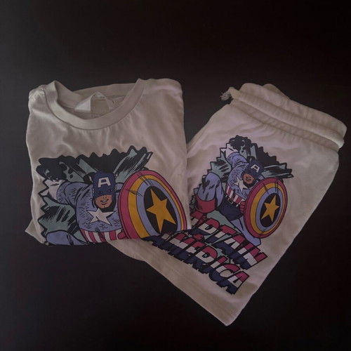 Παιδικό σετ Captain America σαν καινούργιο, μπεζ t-shirt και σορτς