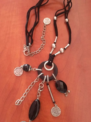 Long necklace like new, black and white