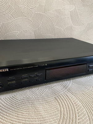 Pioneer F-104 Digital Radio Tuner like new