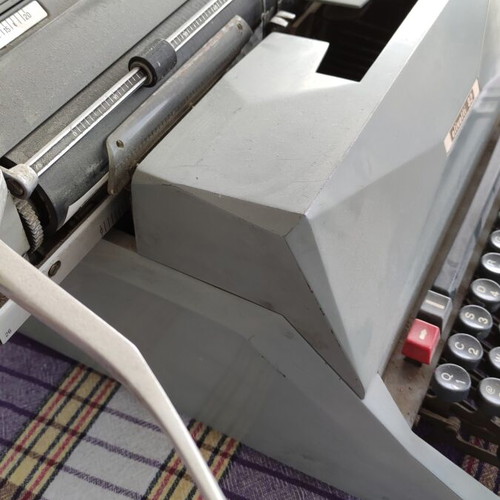 Olivetti 82 typewriter used in very good condition
