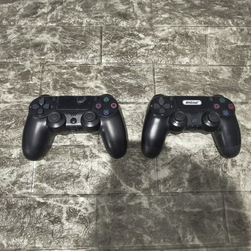 PS4 controllers like new, set of two for spare parts
