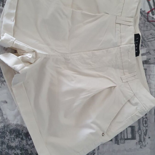Lynne white shorts new, size XL