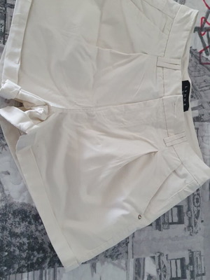Lynne white shorts new, size XL