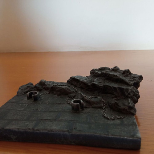 Universal Studios figure base 12x15 cm like new