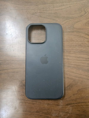 Θήκη σιλικόνης Apple για iPhone 15 Pro Max μεταχειρισμένη, μαύρη με φθορές