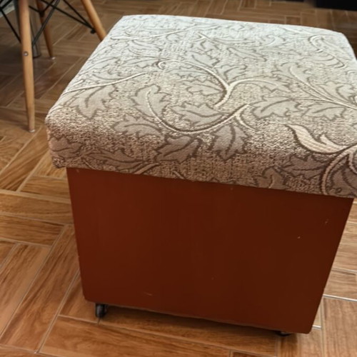 Storage bench like new with wheels
