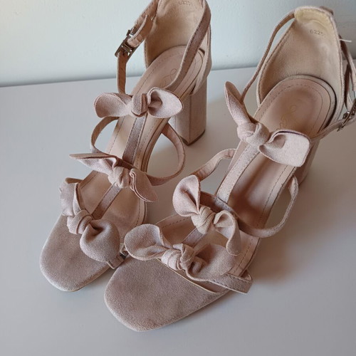 Famous Shoes beige sandals size 39 with light shimmer and thick heel like new