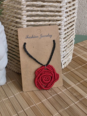 Macrame κολιέ χειροποίητο με κόκκινο τριαντάφυλλο και αυξομειούμενο μαύρο σχοινάκι