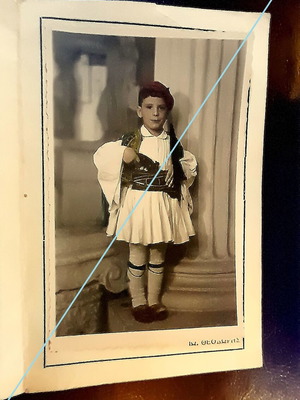 ΙΩ. ΘΕΟΔΩΡΗΣ vintage φωτογραφία παιδιού με στολή τσολιά