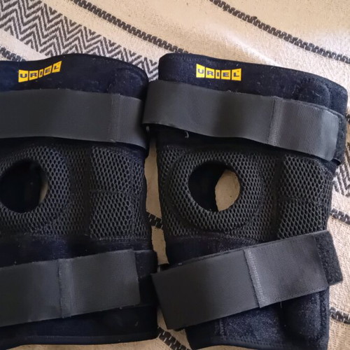 Uriel AC43D Knee Braces with Hole and Stays like new, One Size