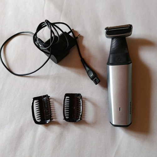 Philips Body Shaver used with 3.5 mm trimming comb and charger