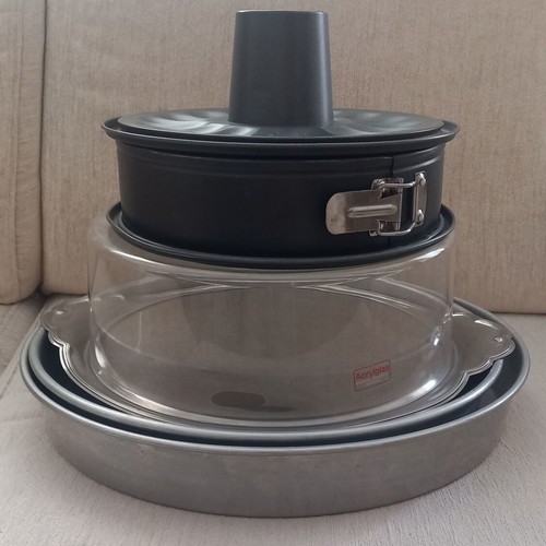 Kitchenware set used, 7 pieces including pots and baking molds