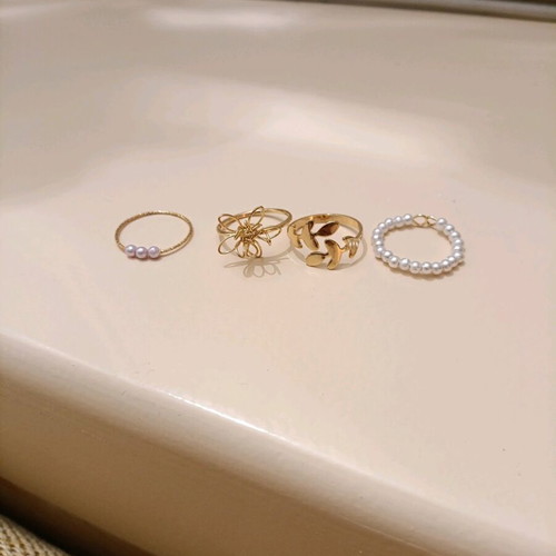 Women's rings set of 4 like new, gold color