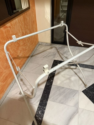 Λευκή μεταλλική βάση στήριξης για βρεφικό μπανάκι