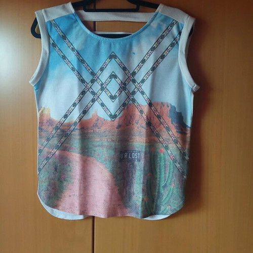 Bershka sleeveless blouse like new, size M, white multicolor