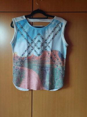 Bershka sleeveless blouse like new, size M, white multicolor