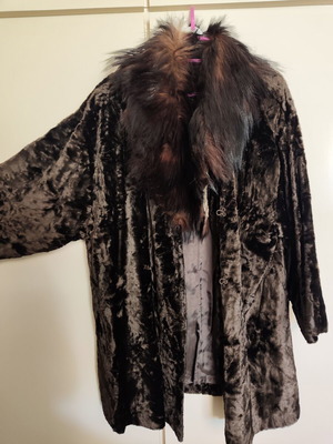 Velvet coat with fur size large like new