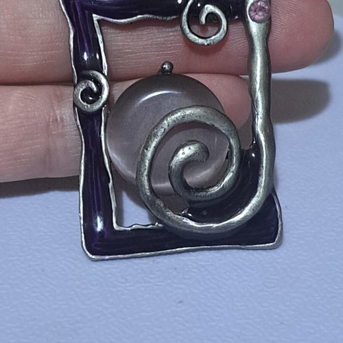 Metallic pendant with pink stone like new