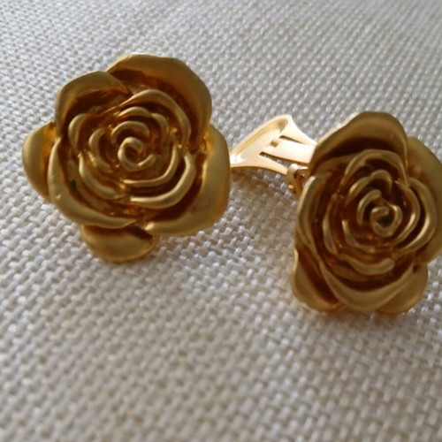 Vintage rose clip earrings like new, gold color