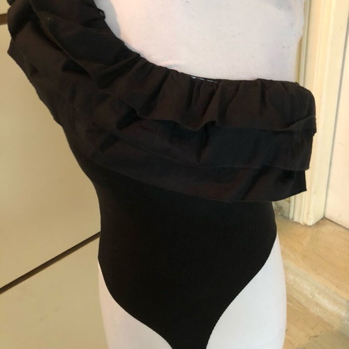 Zara women's bodysuit black like new, elastic with one sleeve and triple ruffle