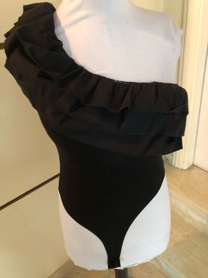 Zara women's bodysuit black like new, elastic with one sleeve and triple ruffle