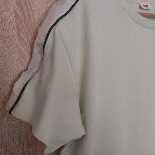 Levi’s women’s t-shirt size M like new, light green