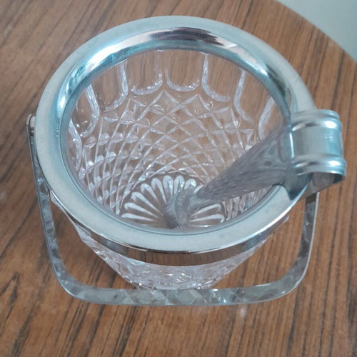 Drink set like new with 6 glasses, ice bucket, ashtrays and opener