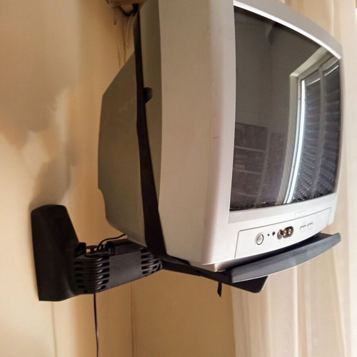 Philips CRT 17" TV used with wall mount for retro gaming