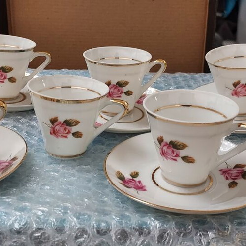 Vintage coffee cups set with 5 cups and 5 saucers, like new, one broken