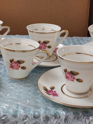 Vintage coffee cups set with 5 cups and 5 saucers, like new, one broken