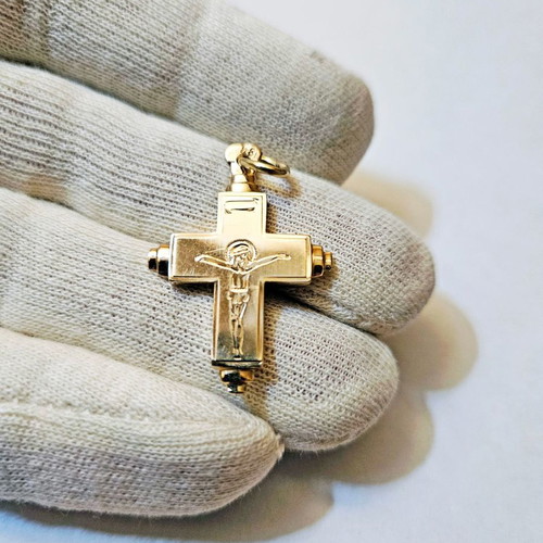 Gold cross 14K used, 4.08g, size 3.5x2.2cm