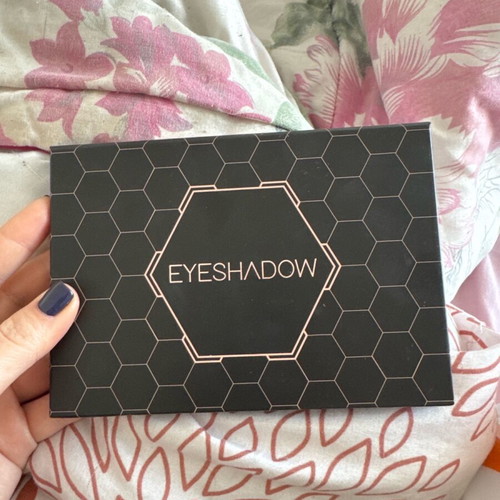 Eyeshadow palette like new with pink and purple colors